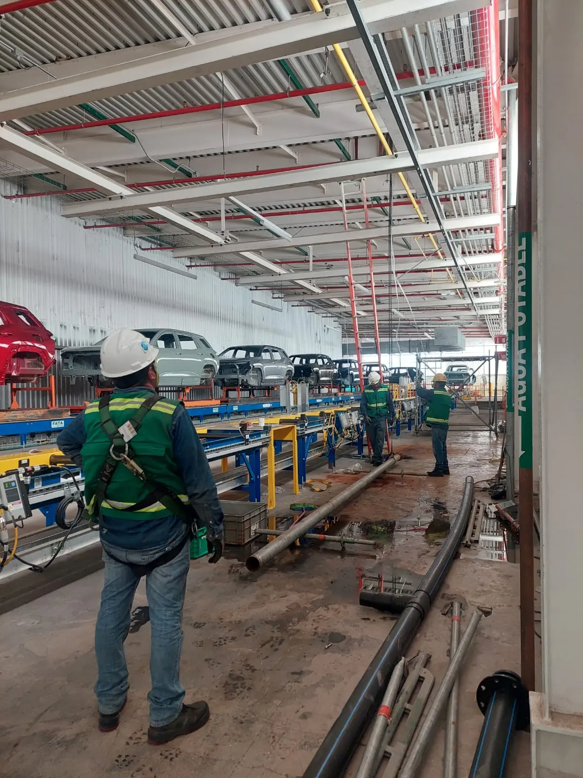 Personal CCMexico realizando montaje industrial